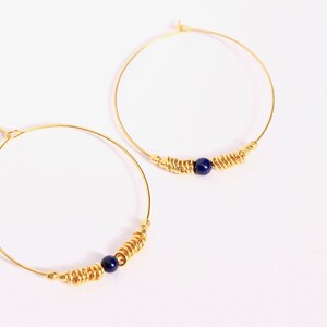 Grandes créoles dorées à l'or fin, lapis lazuli et petits anneaux zdjęcie 3