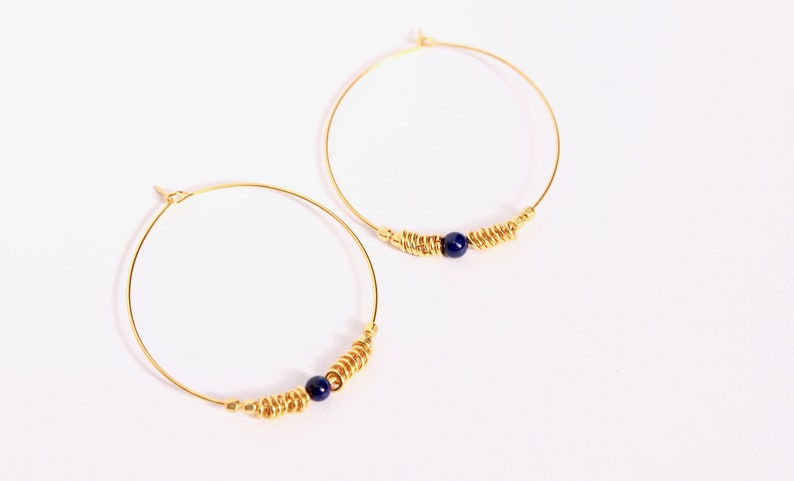 Grandes créoles dorées à l'or fin, lapis lazuli et petits anneaux zdjęcie 3