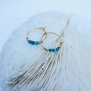 Small gold-colored hoop earrings in stainless steel and natural blue apatite pearls image 3