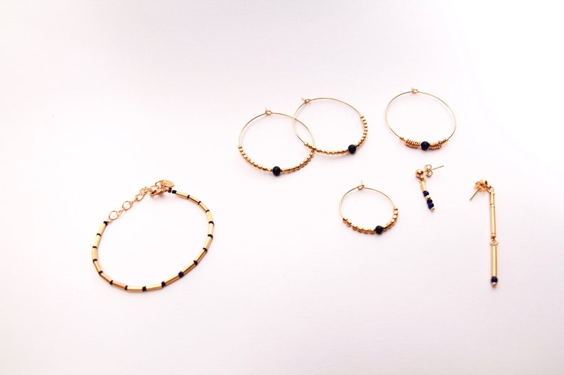 Grandes créoles dorées à l'or fin, lapis lazuli et petits anneaux zdjęcie 4