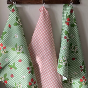 Strawberry tea towel, gingham tea towel, cotton dish wash cloth, kitchen cloth, housewarming gift, new kitchen gift,
