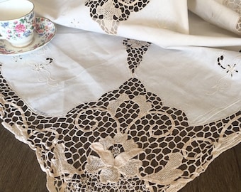 Vintage Butter White Ecru Embroidered /& Battenberg Lace Tablecloth