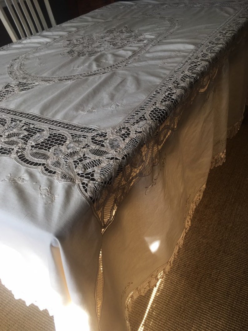 Vintage Butter White Ecru Embroidered /& Battenberg Lace Tablecloth