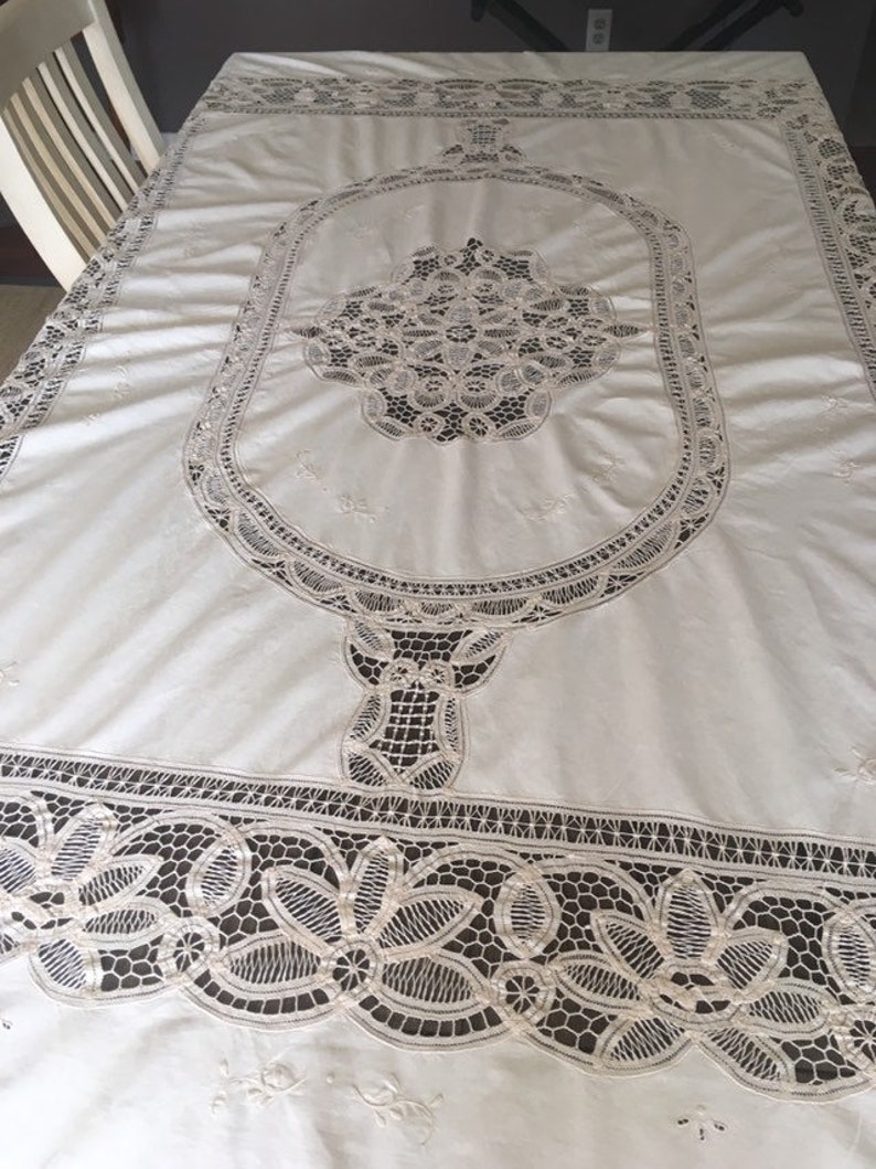 Vintage Butter White Ecru Embroidered /& Battenberg Lace Tablecloth
