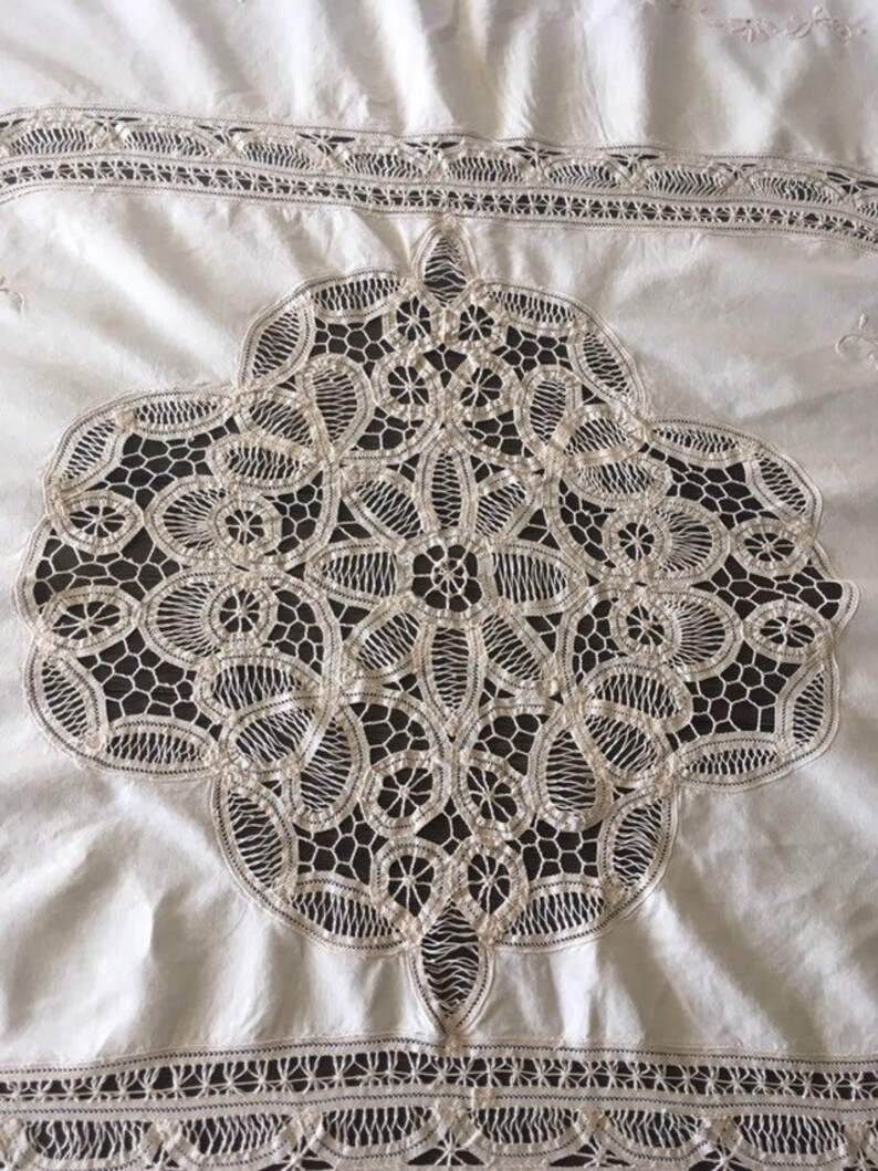 Vintage Butter White Ecru Embroidered /& Battenberg Lace Tablecloth