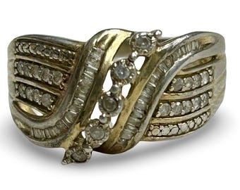 Anillo de plata de ley con detalles de diamantes