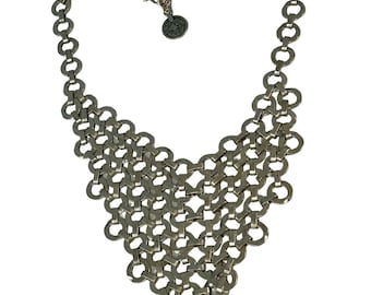 Collar babero de eslabones de cadena plateados llamativos con dije de moneda