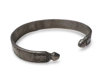 Brazalete victoriano de plata esterlina con extremos puntiagudos y grabados, talla 7
