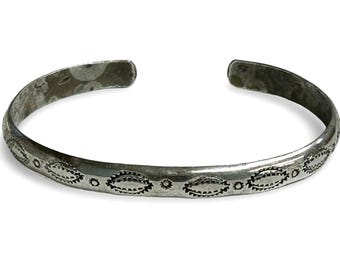 Pulsera tipo brazalete de plata de ley estampada, estilo suroeste.