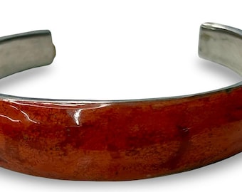 Pulsera tipo brazalete de plata de ley con incrustaciones de jaspe rojo. Estilo llamativo y atrevido.
