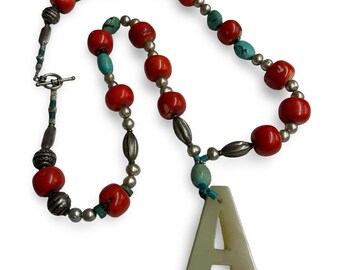Collar llamativo vintage de plata con inicial A, turquesa y perlas color coral.