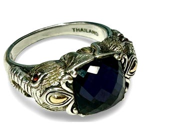 Anillo de dragón tailandés de plata de ley y oro de 14 quilates con cristal azul intenso