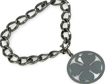 Pulsera con dije de trébol de plata esterlina y colgante grande.