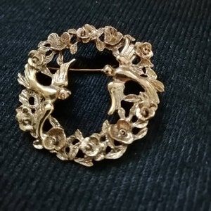 Vintage 1928 Birds & Flower Wreath brooch, gold tone , carved  floral circle brooch.