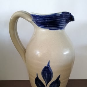 Jarra de cerámica vintage de Williamsburg con diseño floral en azul cobalto
