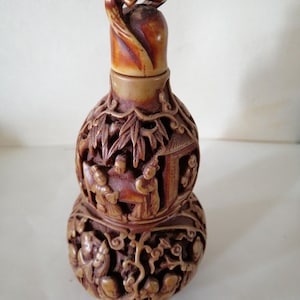 Op de afbeelding: Een rustiek houten bord met de tekst "Welcome to our home" in witte letters. Het bord heeft een verweerde afwerking en een eenvoudig, uitnodigend ontwerp, perfect voor een veranda of entree.