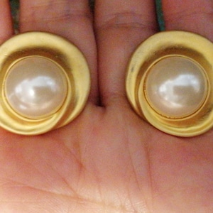 Vintage Gold Swirl Rim Faux Pearl Earrings Clip on