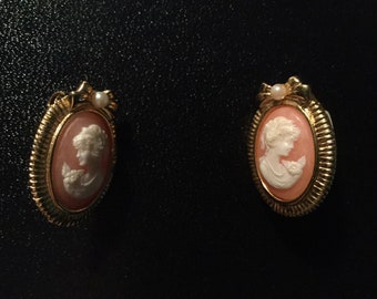 Vinatge Gold Tone Pink & White Cameo CLIP-ON Earrings Faux Pearls Charming Classic