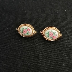 Vintage AVON Gold Tone Flower Enamel Clip On Earrings SIGNED