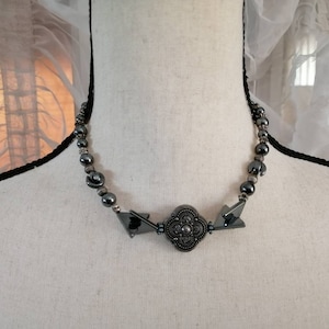 Colgante Vintage Mourning Bead & Flower Necklace dedicado bien hecho