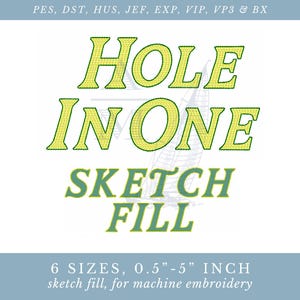 Puede incluir: Un fondo blanco presenta el texto "HOLE IN ONE" en amarillo, contorneado en verde, sobre "SKETCH FILL" en verde. El texto es para bordado a máquina. El diseño está disponible en 6 tamaños, de 1,27 cm a 12,7 cm.