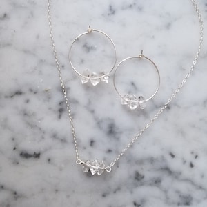 Conjunto de presente com delicado colar de prata esterlina com trio de diamantes Herkimer e argolas de diamantes Herkimer esterlinas