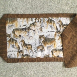 Wolf lover table runner, Wolf table runner, Realistic wolves table runner, Wolves in winter table runner
