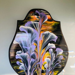 Peinture acrylique florale sur une plaque de trophée en bois recyclé avec des œuvres d’art non encadrées de peinture métallique