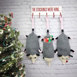 Medias navideñas de zarigüeya, medias navideñas de ganchillo, soporte para bolsas de zarigüeya, protector de bolsas de zarigüeya, medias navideñas divertidas y únicas, regalo