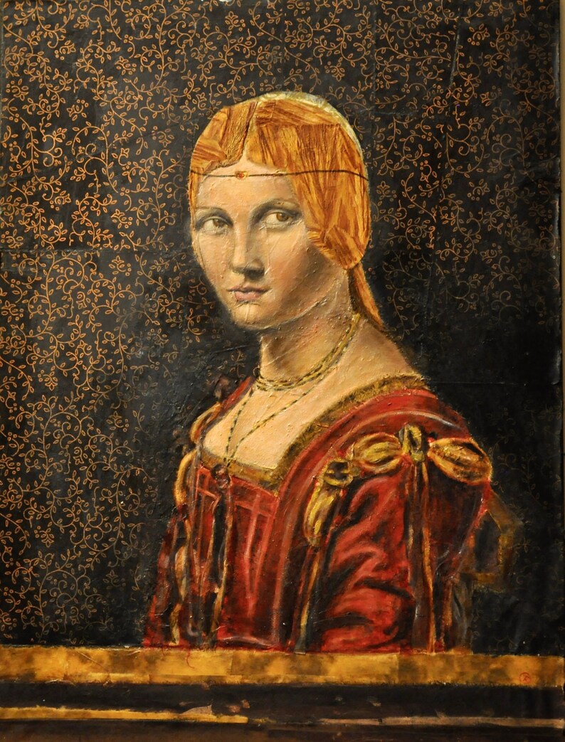 Op de afbeelding: Een schilderij van een vrouw met rood haar die een rode jurk draagt met gouden accenten. De achtergrond is donkerbruin met een gouden bloemenpatroon.