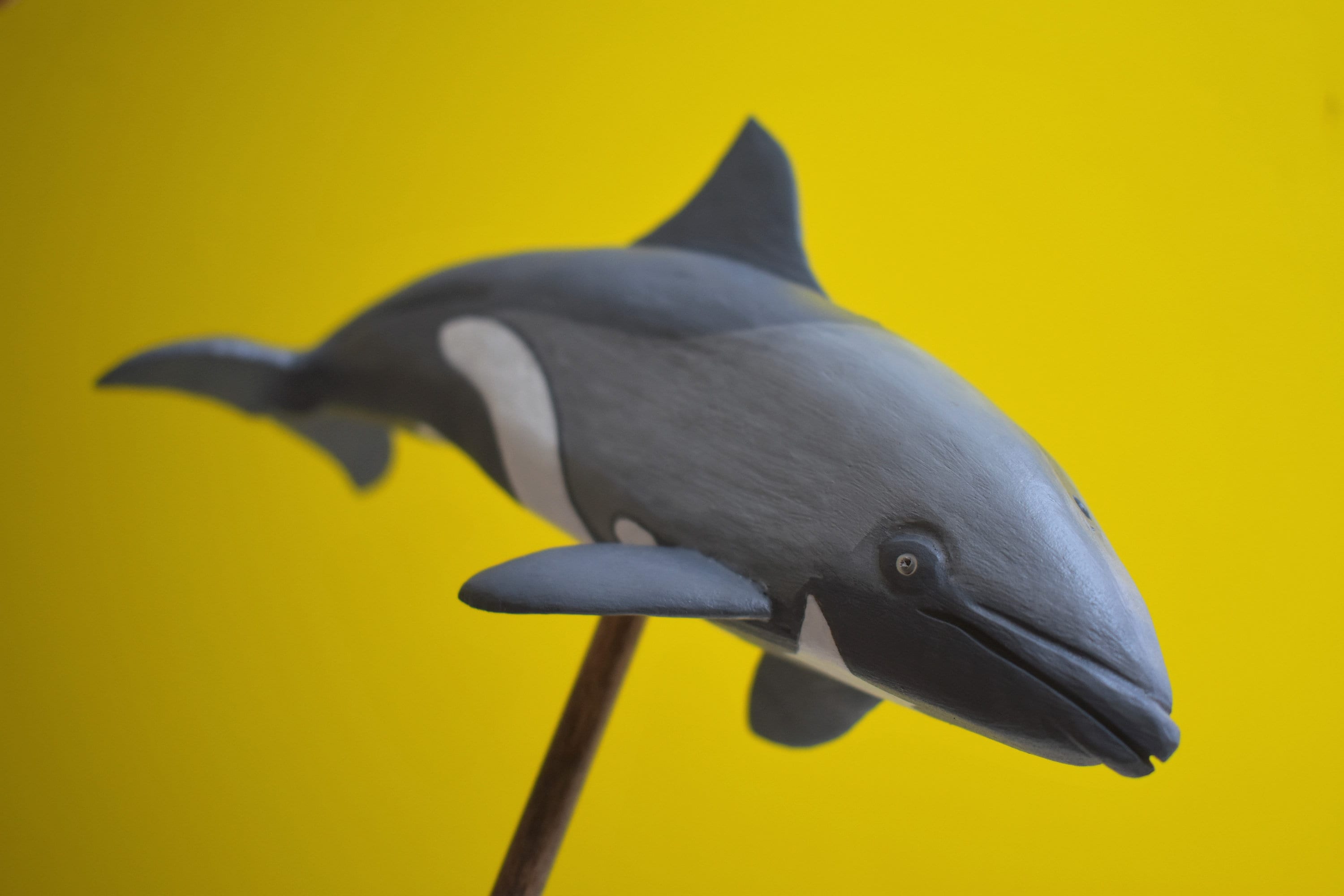 イヴ・ロエ彫刻　the Dolphins Bronze Sculpture - Seven Dolphins on a Wave, Bronze on Wood