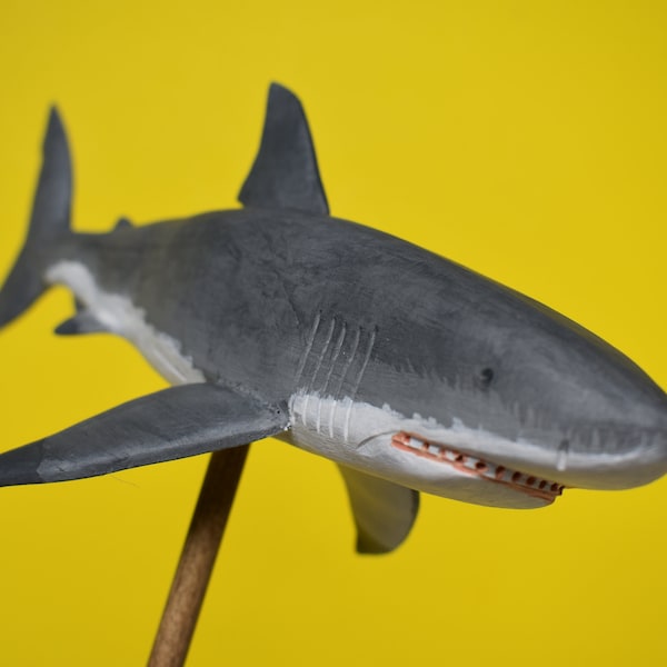 Grand requin blanc dans du bois dur recyclé #9
