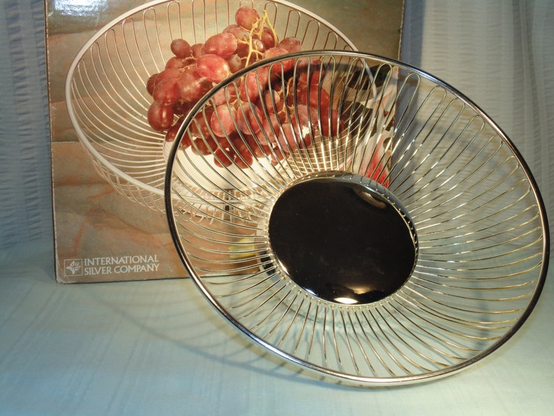 International Silver Co New In Box. Silver Plated Wire Bread Or Fruit Basket 10 Inches In Diameter And 3 Inches Tall