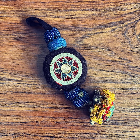Gul tassel/decoration.
