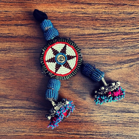 Gul tassel/decoration.