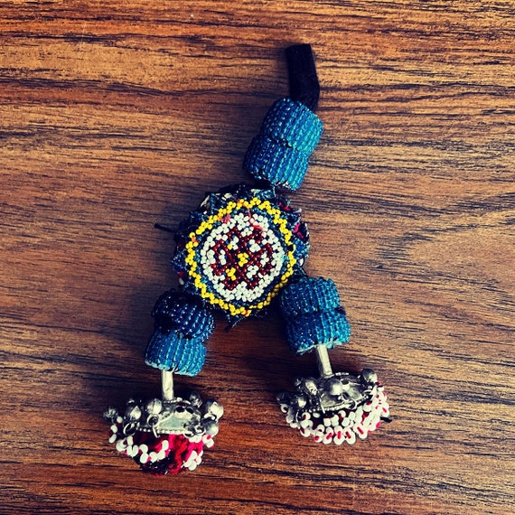 Gul tassel/decoration.