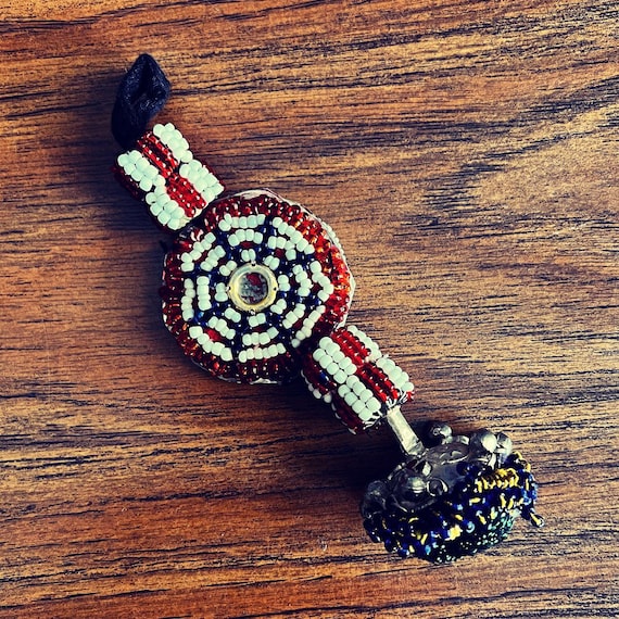 Gul tassel/decoration.