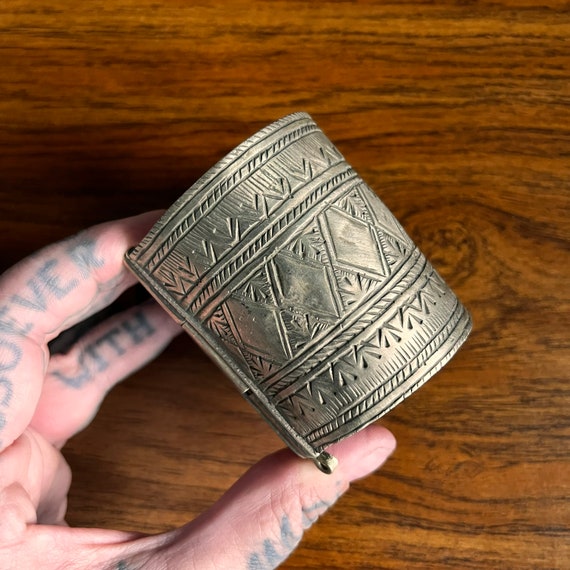 Engraved Kuchi cuff. - image 4