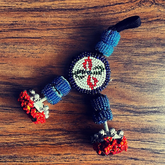 Gul tassel/decoration.