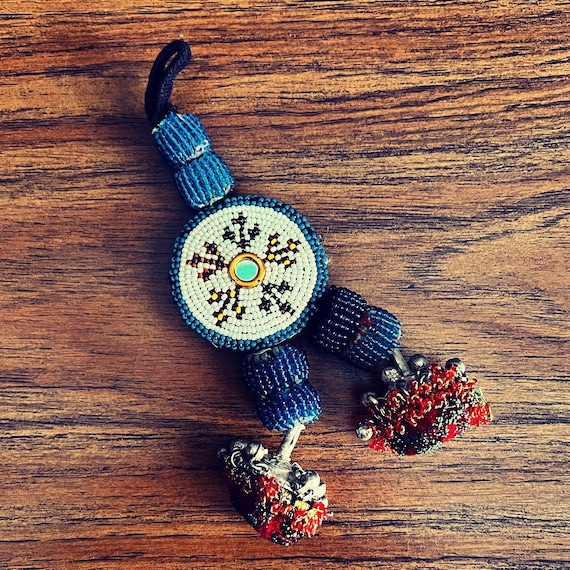 Gul tassel/decoration.