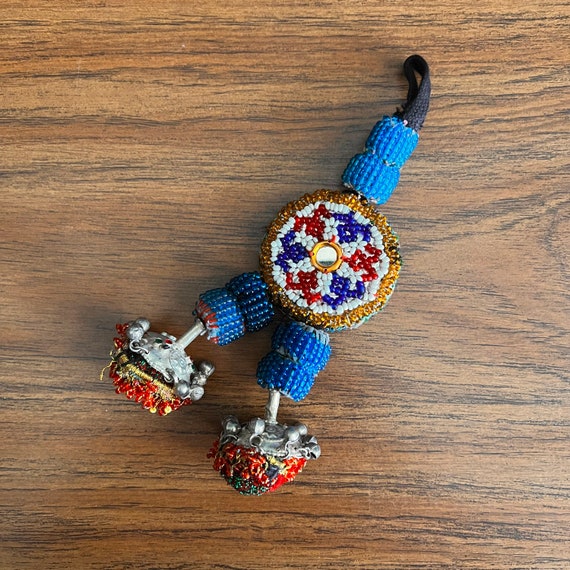 Gul tassel/decoration. View 2