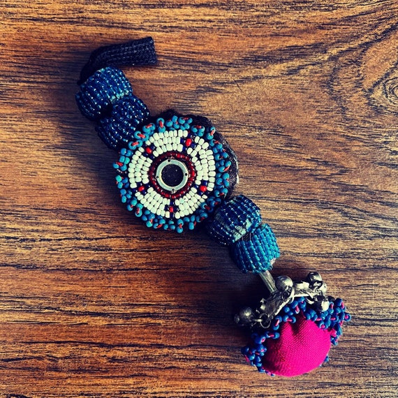 Gul tassel/decoration.