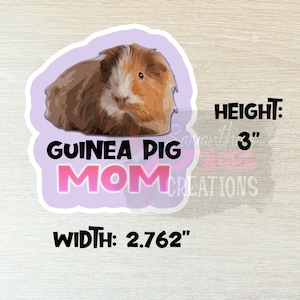 Op de afbeelding: Een roze en paarse sticker met een cartoon cavia en de tekst "Guinea Pig Mom" in zwarte letters. De sticker is 3 inch hoog en 2,762 inch breed.