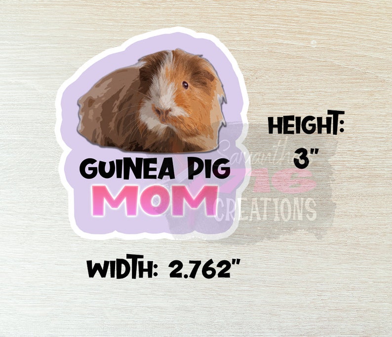 Op de afbeelding: Een roze en paarse sticker met een cartoon cavia en de tekst "Guinea Pig Mom" in zwarte letters. De sticker is 3 inch hoog en 2,762 inch breed.