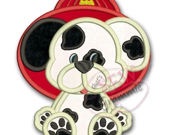 Op de afbeelding: Een wit-zwarte dalmatiër puppy met een rode brandweerhelm. De puppy zit met zichtbare poten.