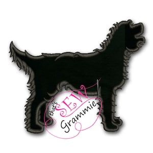 Op de afbeelding: Zwart silhouet van een hond met een getextureerde uitstraling. De omtrek van de hond is gedetailleerd, met een donzige textuur. De tekst "that's Sew Grammie" staat in een roze ovale vorm, met roze draad en naald.