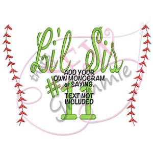 Pode incluir: Design bordado verde com o texto "Lil' Sis #11" e as palavras "Adicione o seu próprio monograma ou ditado. Texto não incluído".