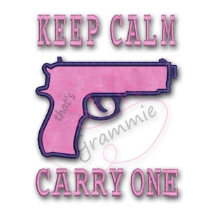 Puede incluir: Diseño bordado en rosa y morado con el texto "Keep Calm Carry One" y una silueta rosa de una pistola.