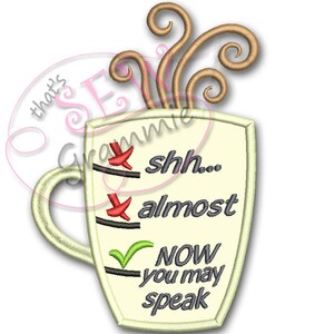Peut inclure: Une tasse à café blanche avec une liste de contrôle sur le côté. La liste de contrôle indique "chut... presque MAINTENANT vous pouvez parler". La tasse a de la vapeur qui sort du haut.