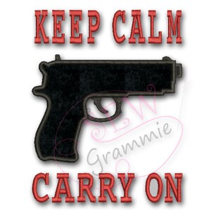 Könnte beinhalten: Roter gestickter Text lautet "Keep Calm Carry On" mit einer schwarzen Silhouette einer Pistole in der Mitte.